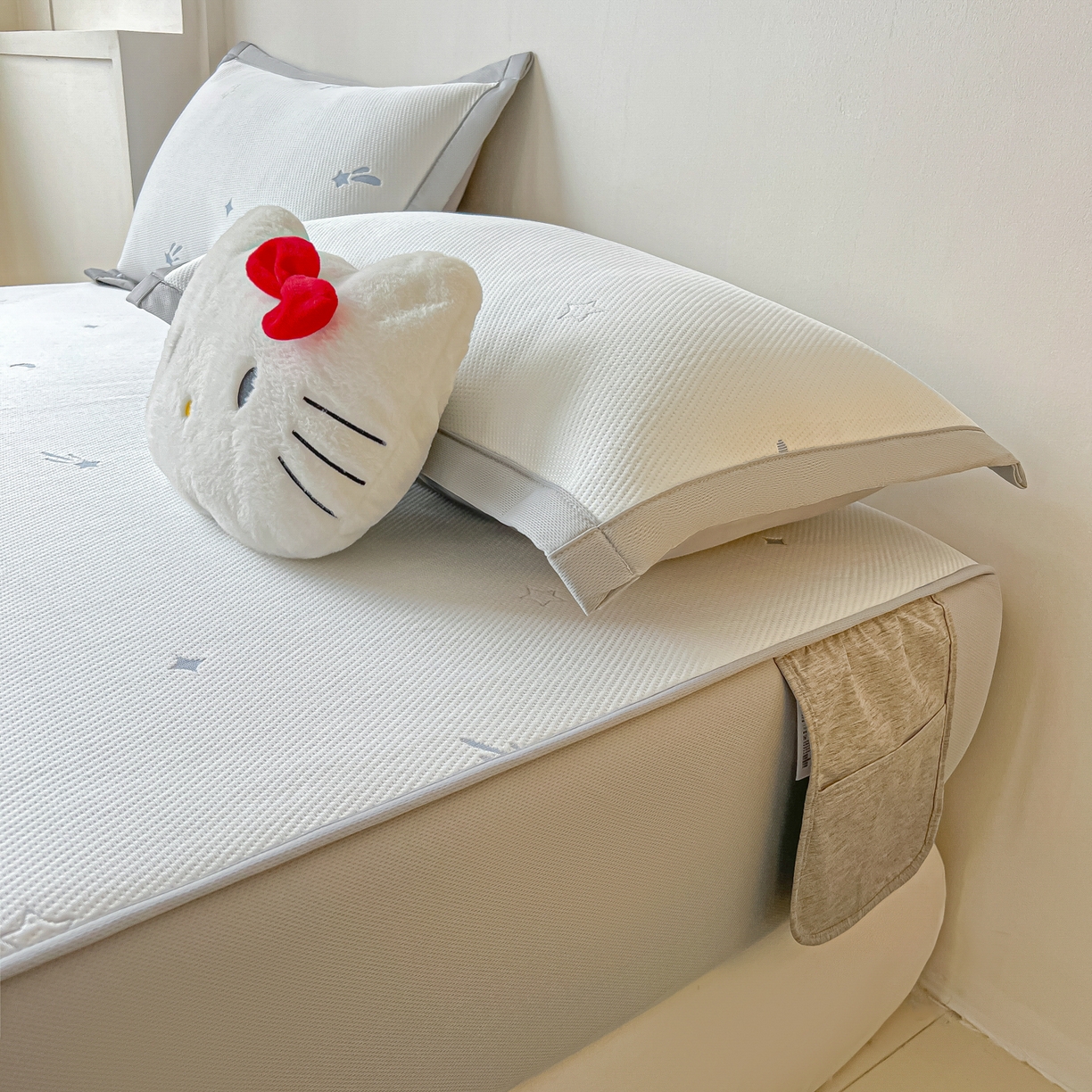 91家纺网 家纺一手货源 找家纺 多乐家纺 2026新款星辰系列PE提花凉感豆豆卡通刺绣大包边复合凉席 小老虎-流星(床笠款)