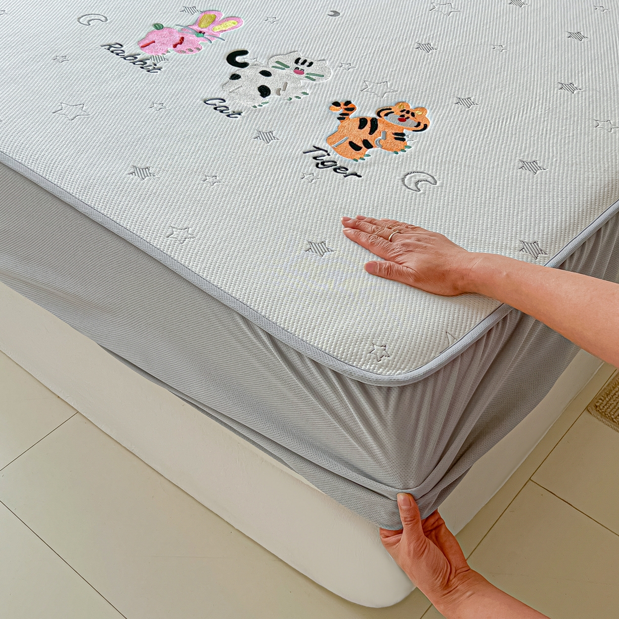 91家纺网 家纺一手货源 找家纺 多乐家纺 2026新款星辰系列PE提花凉感豆豆卡通刺绣大包边复合凉席 小老虎-星星月亮-灰(床笠款)