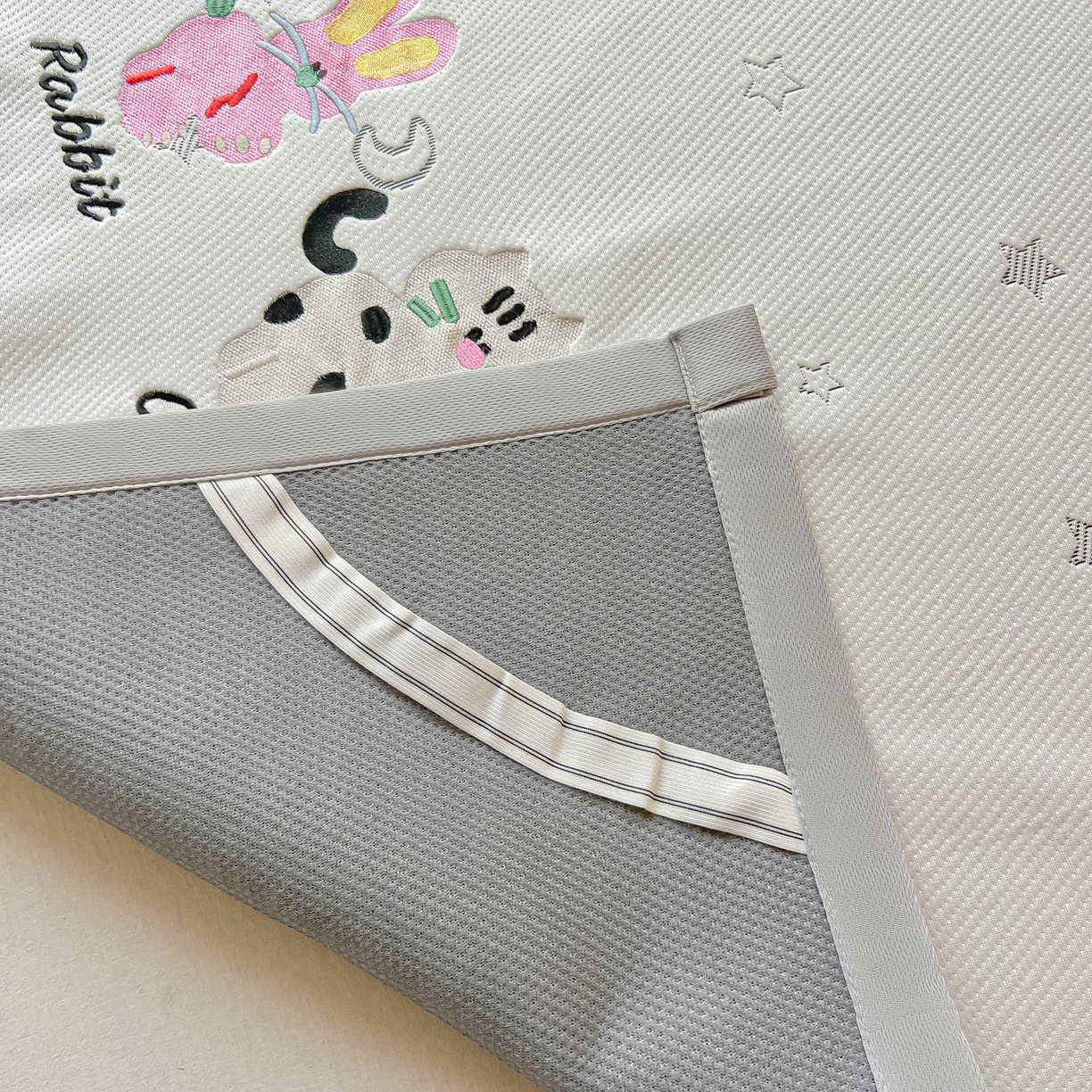 91家纺网 家纺一手货源 找家纺 多乐家纺 2026新款星辰系列PE提花凉感豆豆卡通刺绣大包边复合凉席 小老虎-星星月亮-灰(床单款)