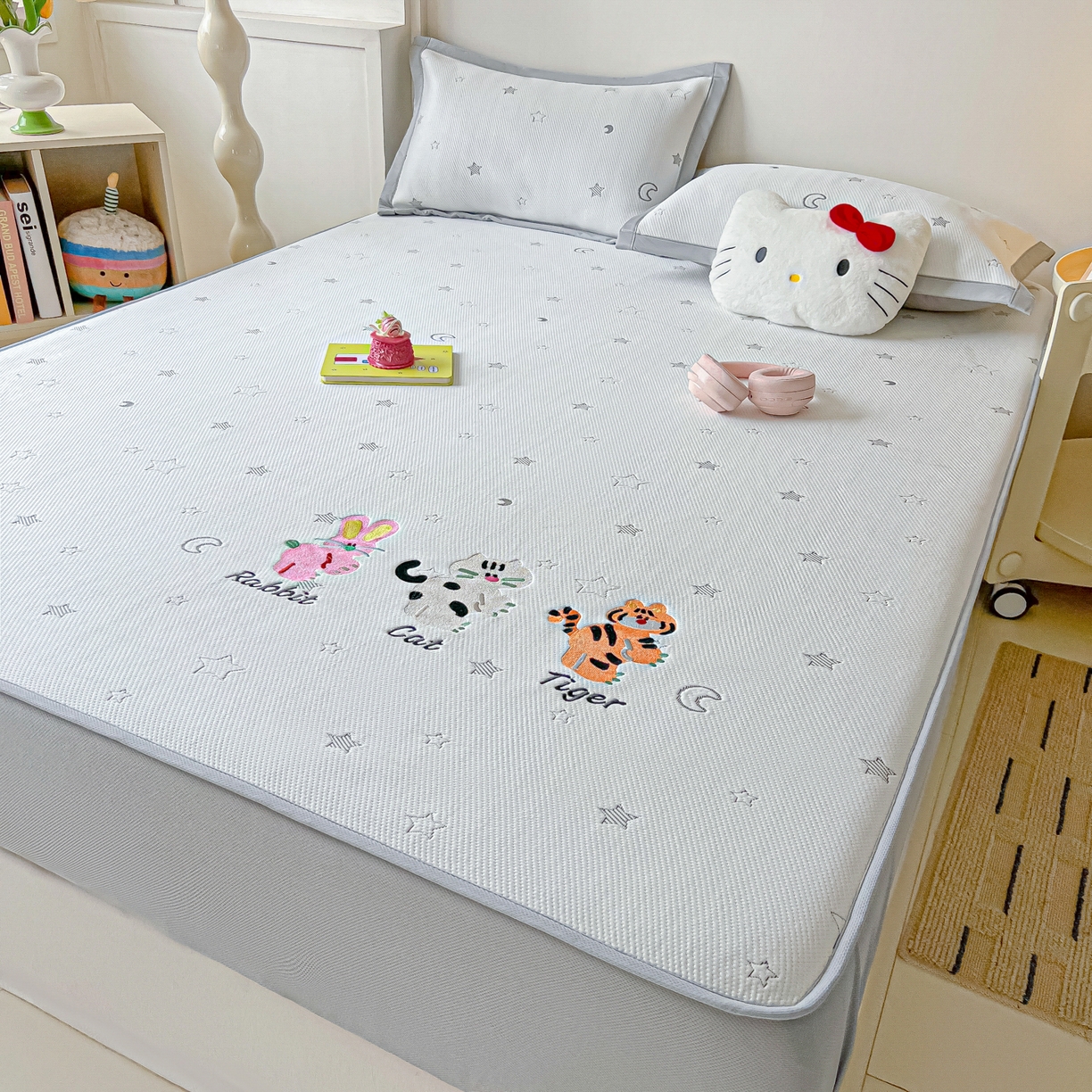 91家纺网 家纺一手货源 找家纺 多乐家纺 2026新款星辰系列PE提花凉感豆豆卡通刺绣大包边复合凉席 小老虎-星星月亮-灰(床笠款)