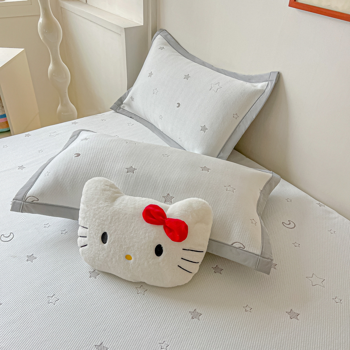 91家纺网 家纺一手货源 找家纺 多乐家纺 2026新款星辰系列PE提花凉感豆豆卡通刺绣大包边复合凉席 小老虎-星星月亮-咖(床笠款)