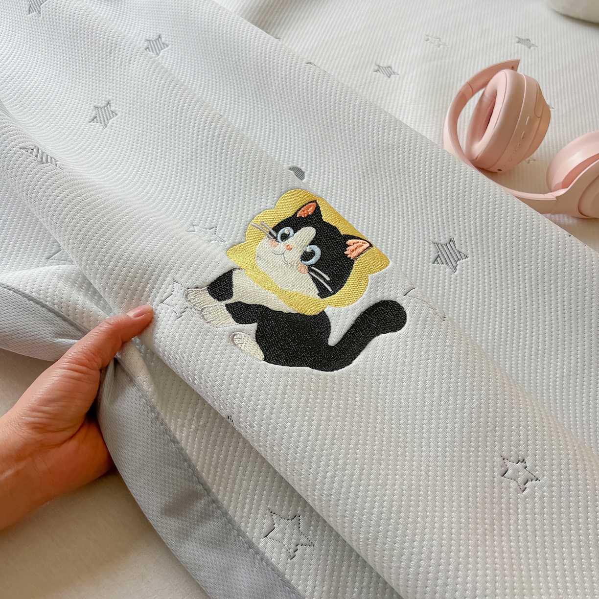 91家纺网 家纺一手货源 找家纺 多乐家纺 2026新款星辰系列PE提花凉感豆豆卡通刺绣大包边复合凉席 花朵猫-星星月亮(床单款)