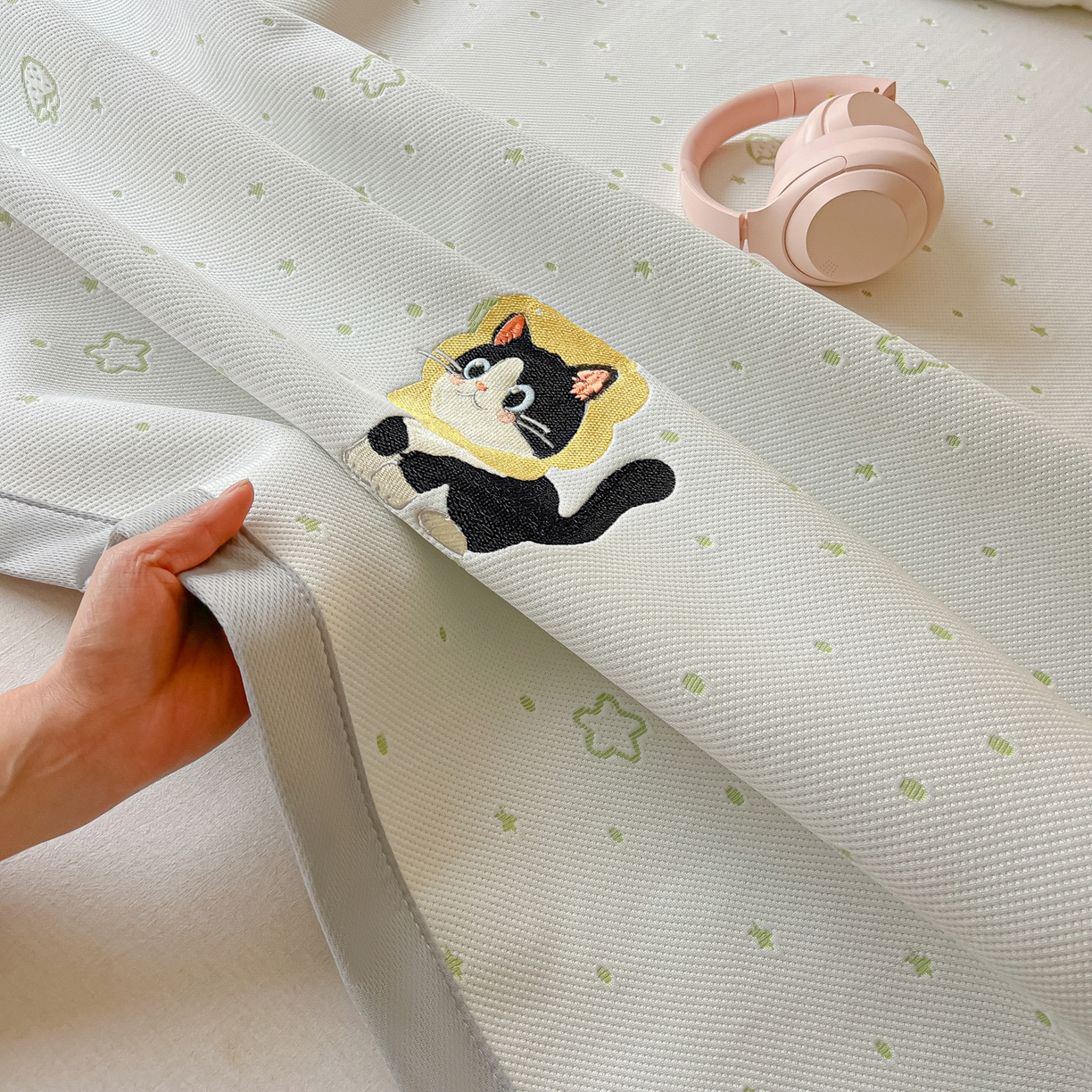 91家纺网 家纺一手货源 找家纺 多乐家纺 2026新款星辰系列PE提花凉感豆豆卡通刺绣大包边复合凉席 花朵猫-小草莓(床单款)