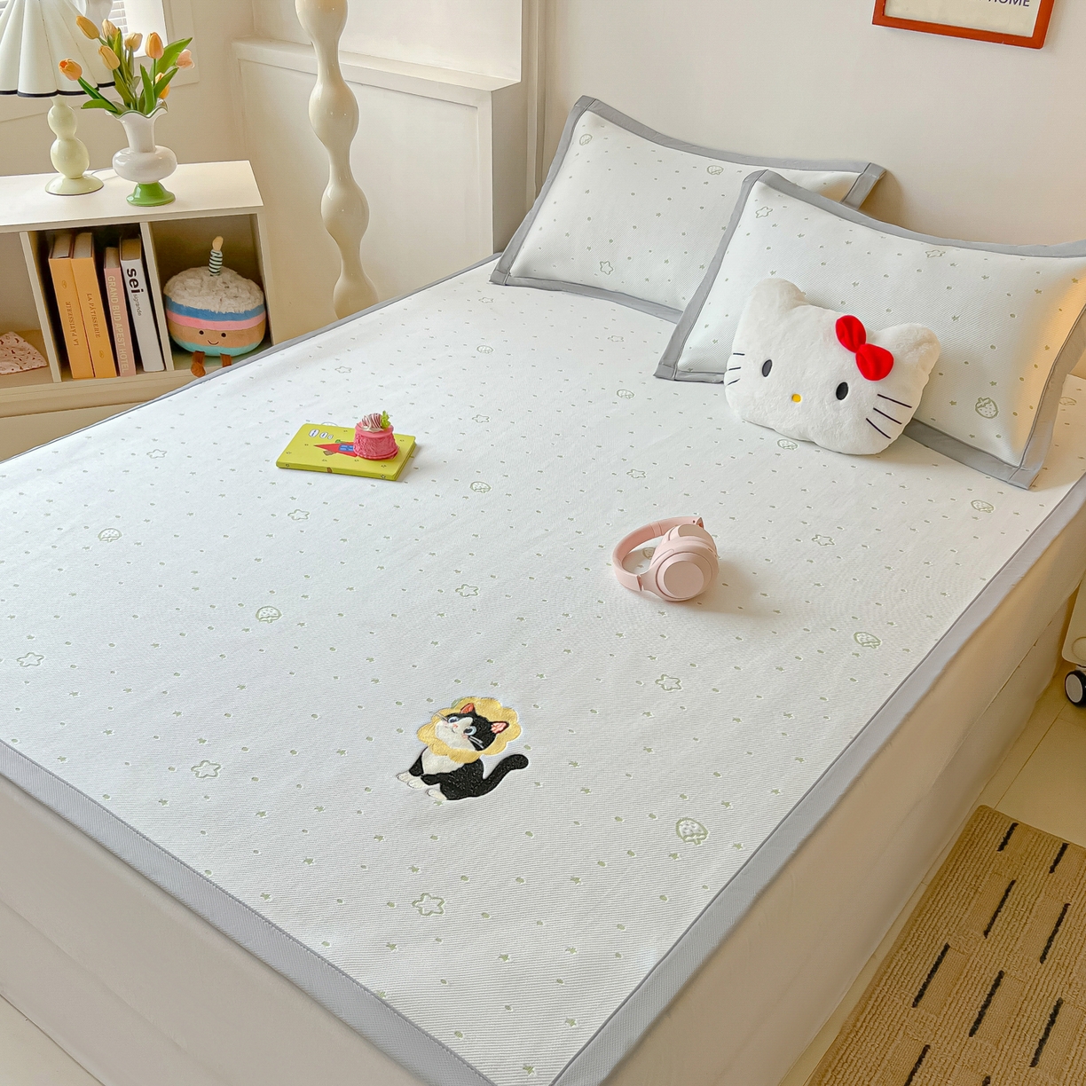 91家纺网 家纺一手货源 找家纺 多乐家纺 2026新款星辰系列PE提花凉感豆豆卡通刺绣大包边复合凉席 花朵猫-小草莓(床单款)