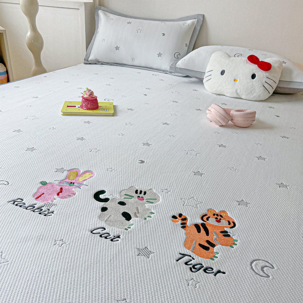 91家纺网 家纺一手货源 找家纺 多乐家纺 2026新款星辰系列PE提花凉感豆豆卡通刺绣大包边复合凉席 小老虎-星星月亮-灰(床笠款)