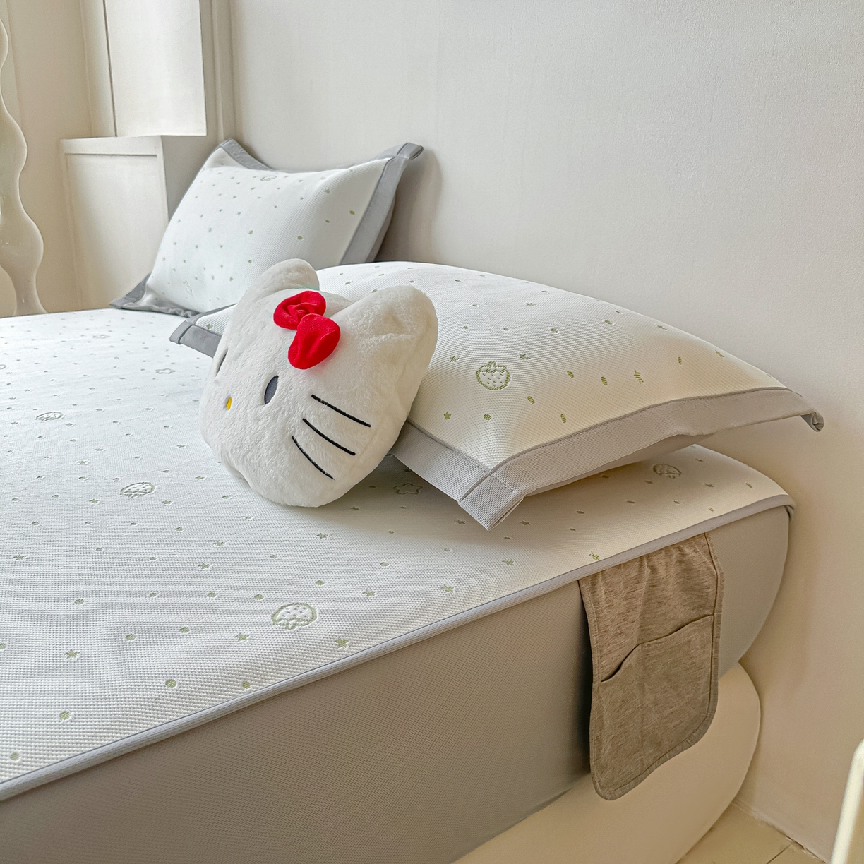 91家纺网 家纺一手货源 找家纺 多乐家纺 2026新款星辰系列PE提花凉感豆豆卡通刺绣大包边复合凉席 花朵猫-小草莓(床笠款)