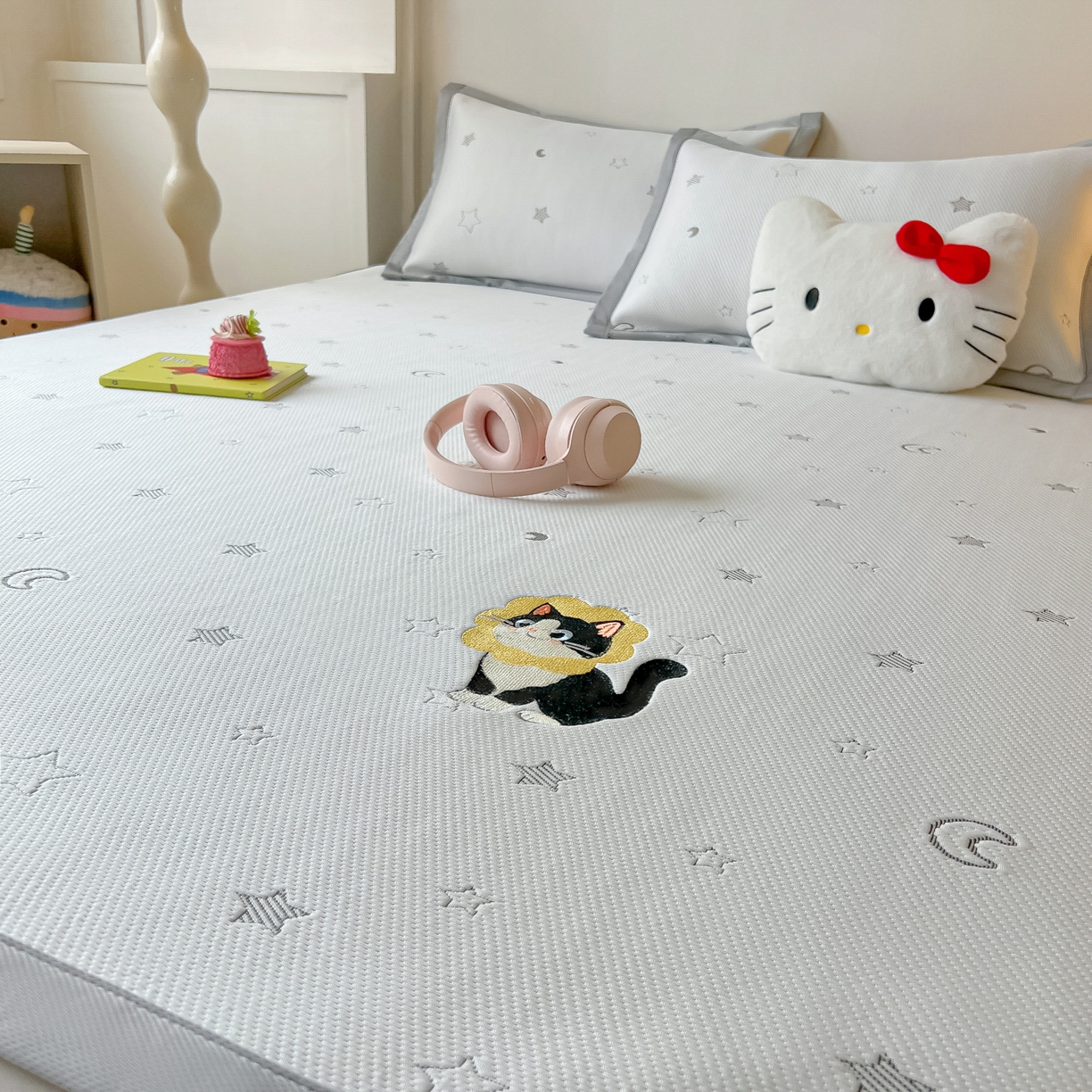 91家纺网 家纺一手货源 找家纺 多乐家纺 2026新款星辰系列PE提花凉感豆豆卡通刺绣大包边复合凉席 花朵猫-星星月亮(床单款)