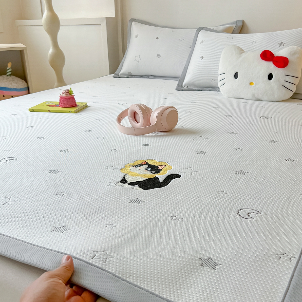 91家纺网 家纺一手货源 找家纺 多乐家纺 2026新款星辰系列PE提花凉感豆豆卡通刺绣大包边复合凉席 花朵猫-星星月亮(床单款)