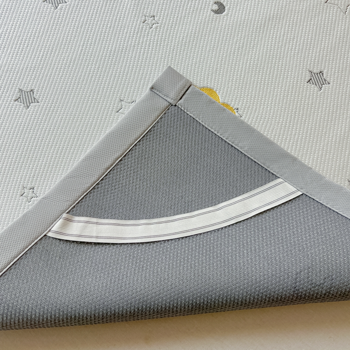 91家纺网 家纺一手货源 找家纺 多乐家纺 2026新款星辰系列PE提花凉感豆豆卡通刺绣大包边复合凉席 花朵猫-星星月亮(床单款)