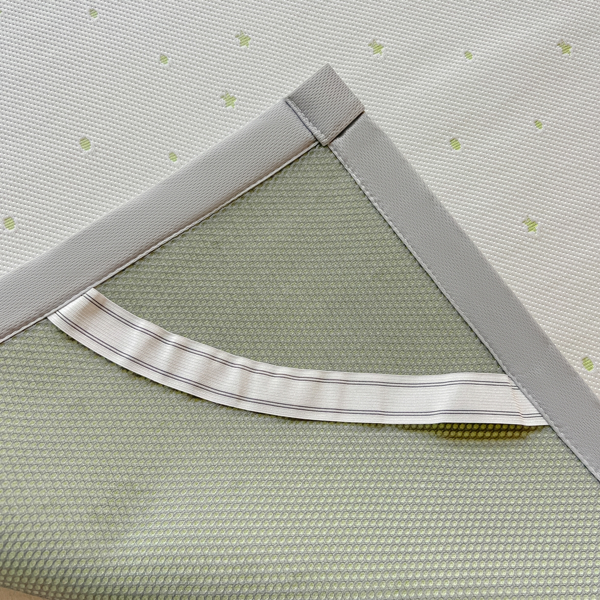 91家纺网 家纺一手货源 找家纺 多乐家纺 2026新款星辰系列PE提花凉感豆豆卡通刺绣大包边复合凉席 花朵猫-小草莓(床单款)