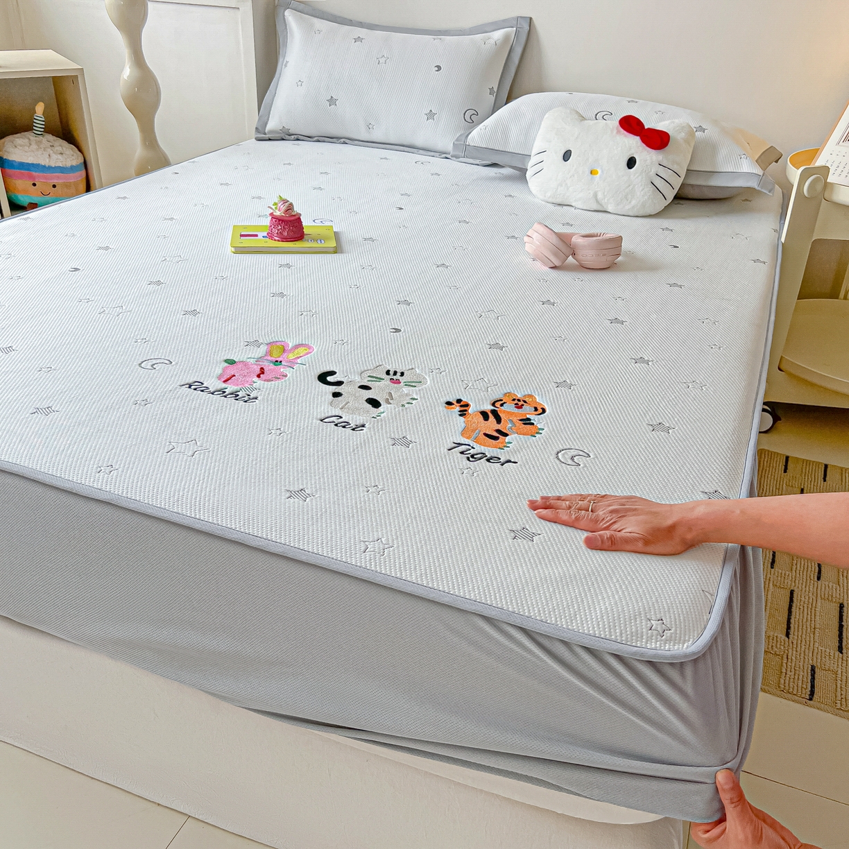 91家纺网 家纺一手货源 找家纺 多乐家纺 2026新款星辰系列PE提花凉感豆豆卡通刺绣大包边复合凉席 小老虎-星星月亮-灰(床笠款)