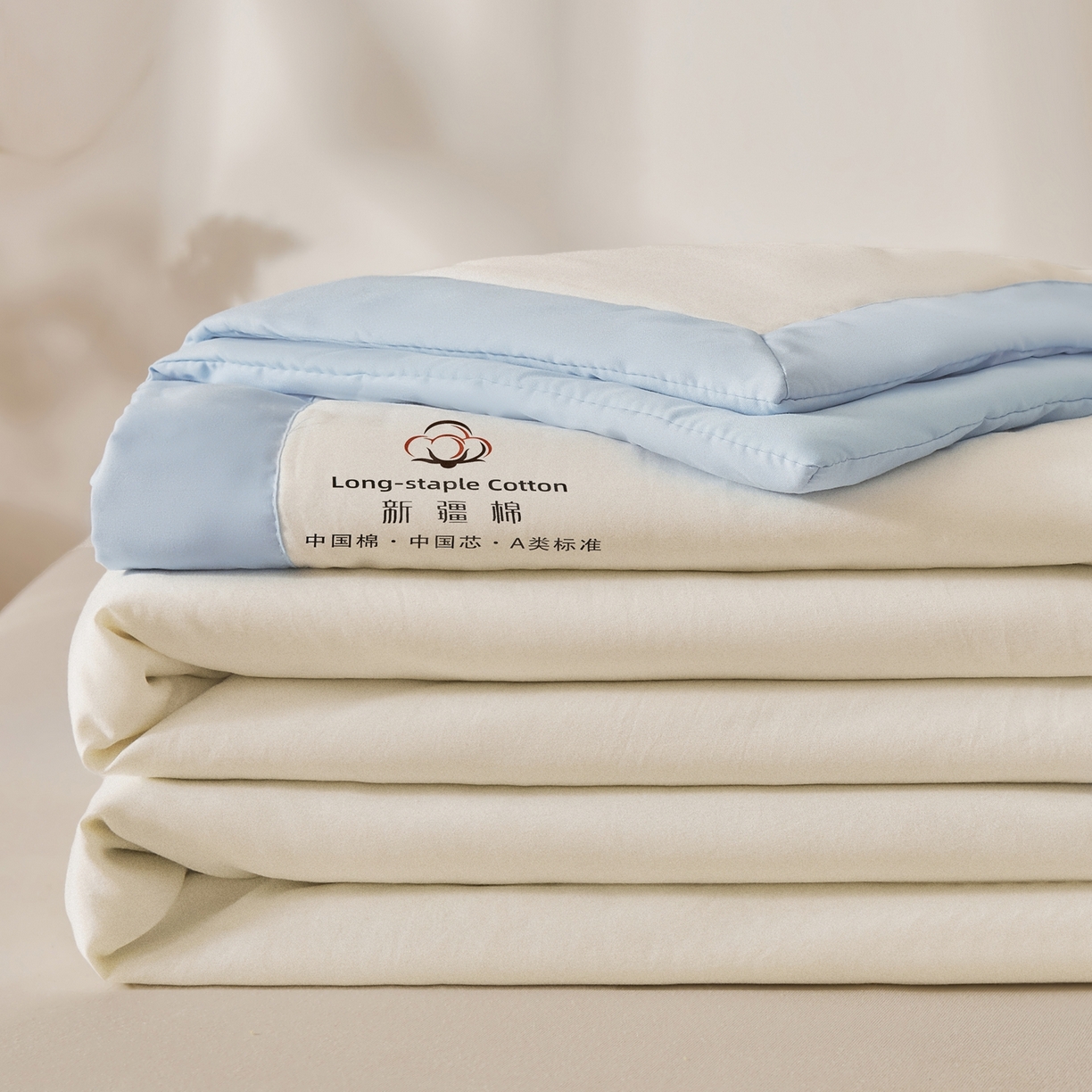 91家纺网 家纺一手货源 找家纺 初相识被业 2026春夏新款A类水洗棉纯色双拼新疆棉花被夏被夏凉被空调被 新疆棉云朵白拼蓝