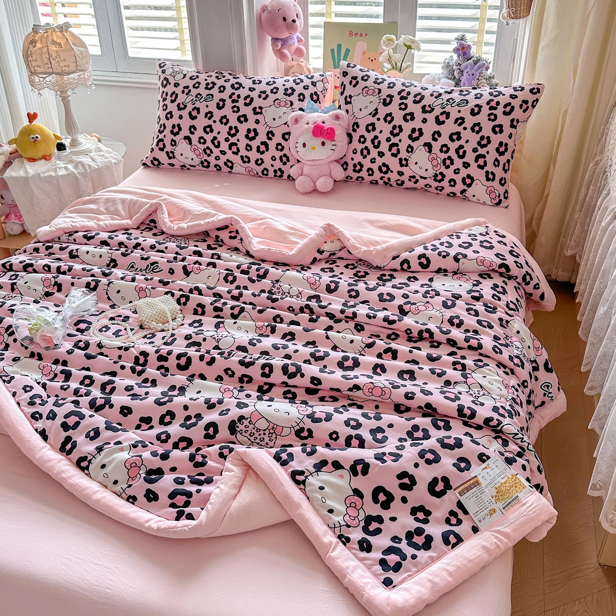 91家纺网 家纺一手货源 找家纺 优卡迪家纺馆 2026新款水洗云朵棉夏被四件套下载文件包含买家秀 豹纹猫咪-粉