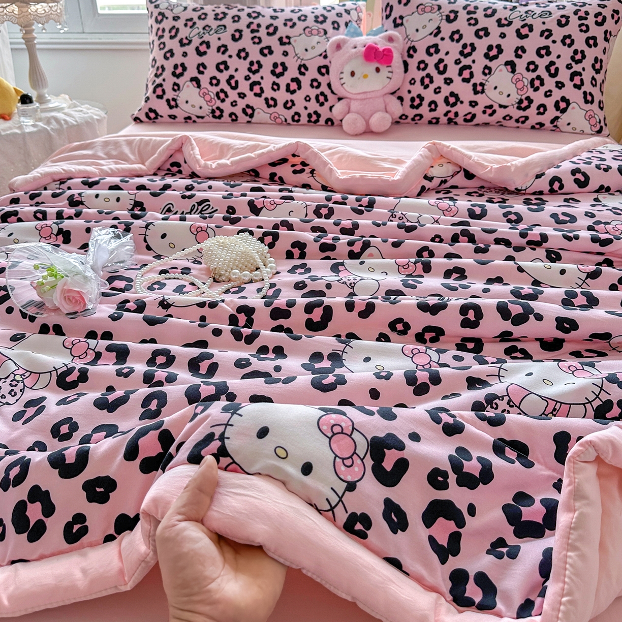 91家纺网 家纺一手货源 找家纺 优卡迪家纺馆 2026新款水洗云朵棉夏被四件套下载文件包含买家秀 豹纹猫咪-粉