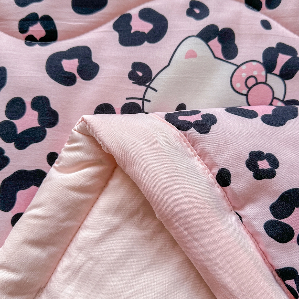 91家纺网 家纺一手货源 找家纺 优卡迪家纺馆 2026新款水洗云朵棉夏被四件套下载文件包含买家秀 豹纹猫咪-粉