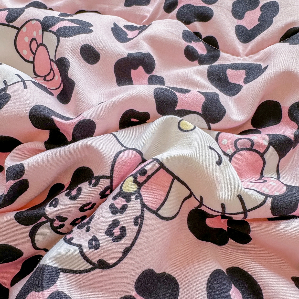 91家纺网 家纺一手货源 找家纺 优卡迪家纺馆 2026新款水洗云朵棉夏被四件套下载文件包含买家秀 豹纹猫咪-粉