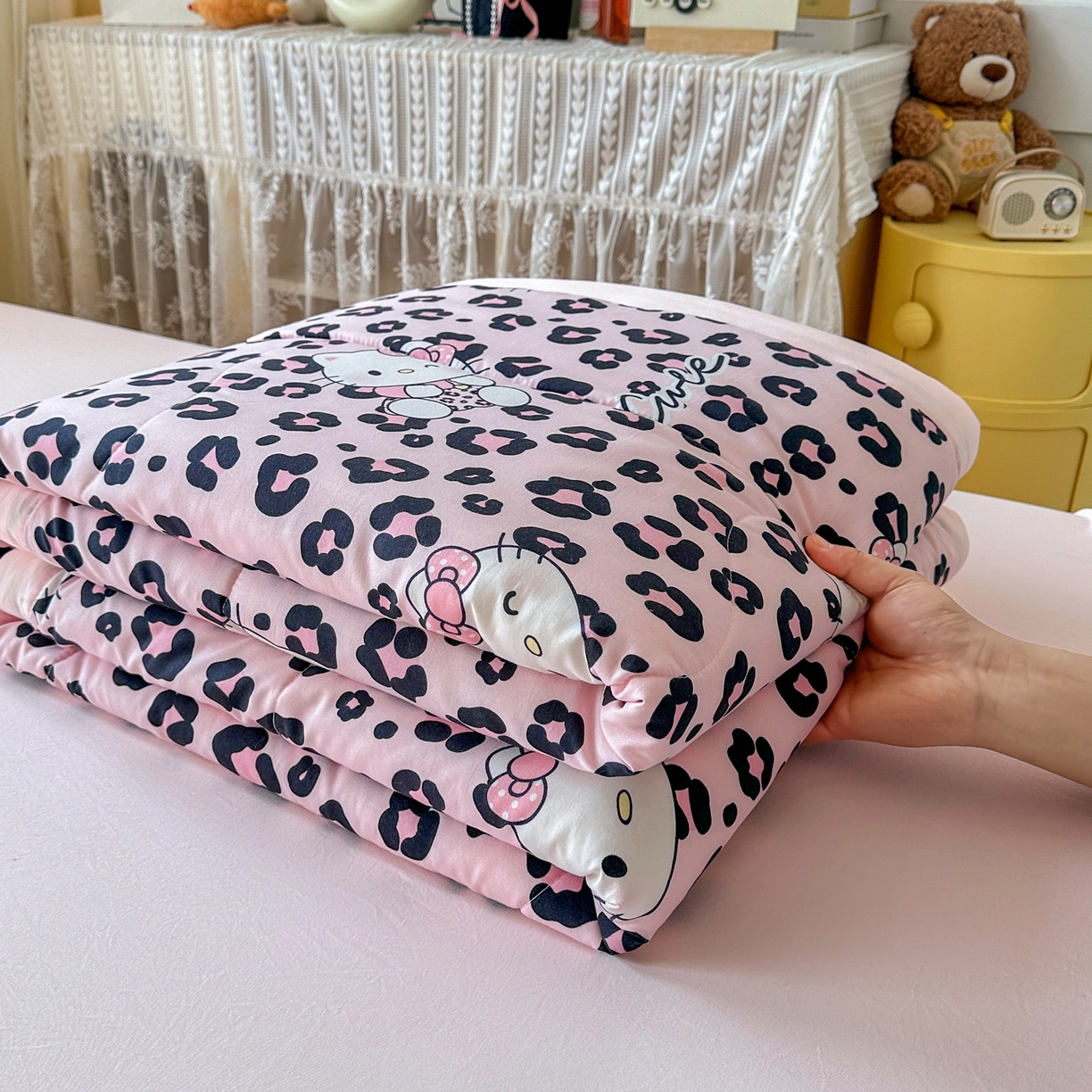 91家纺网 家纺一手货源 找家纺 优卡迪家纺馆 2026新款水洗云朵棉夏被四件套下载文件包含买家秀 豹纹猫咪-粉