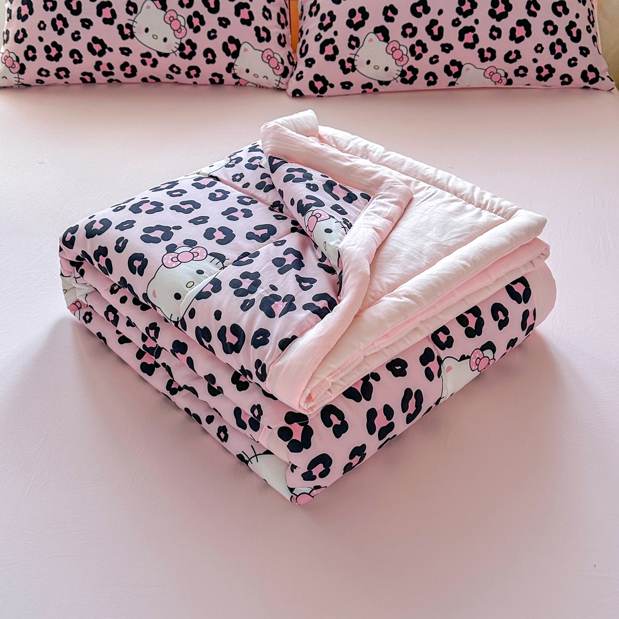 91家纺网 家纺一手货源 找家纺 优卡迪家纺馆 2026新款水洗云朵棉夏被四件套下载文件包含买家秀 豹纹猫咪-粉