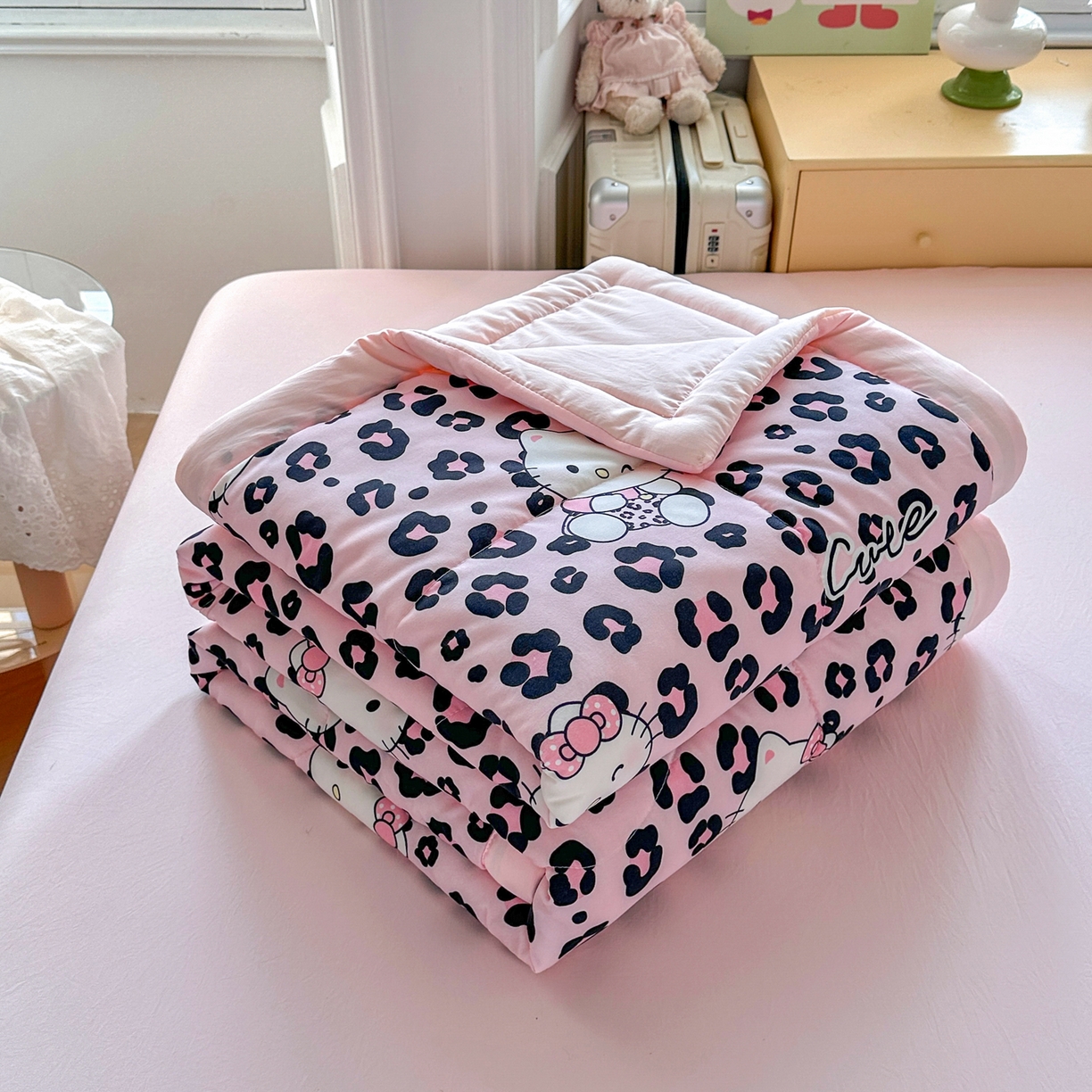 91家纺网 家纺一手货源 找家纺 优卡迪家纺馆 2026新款水洗云朵棉夏被四件套下载文件包含买家秀 豹纹猫咪-粉