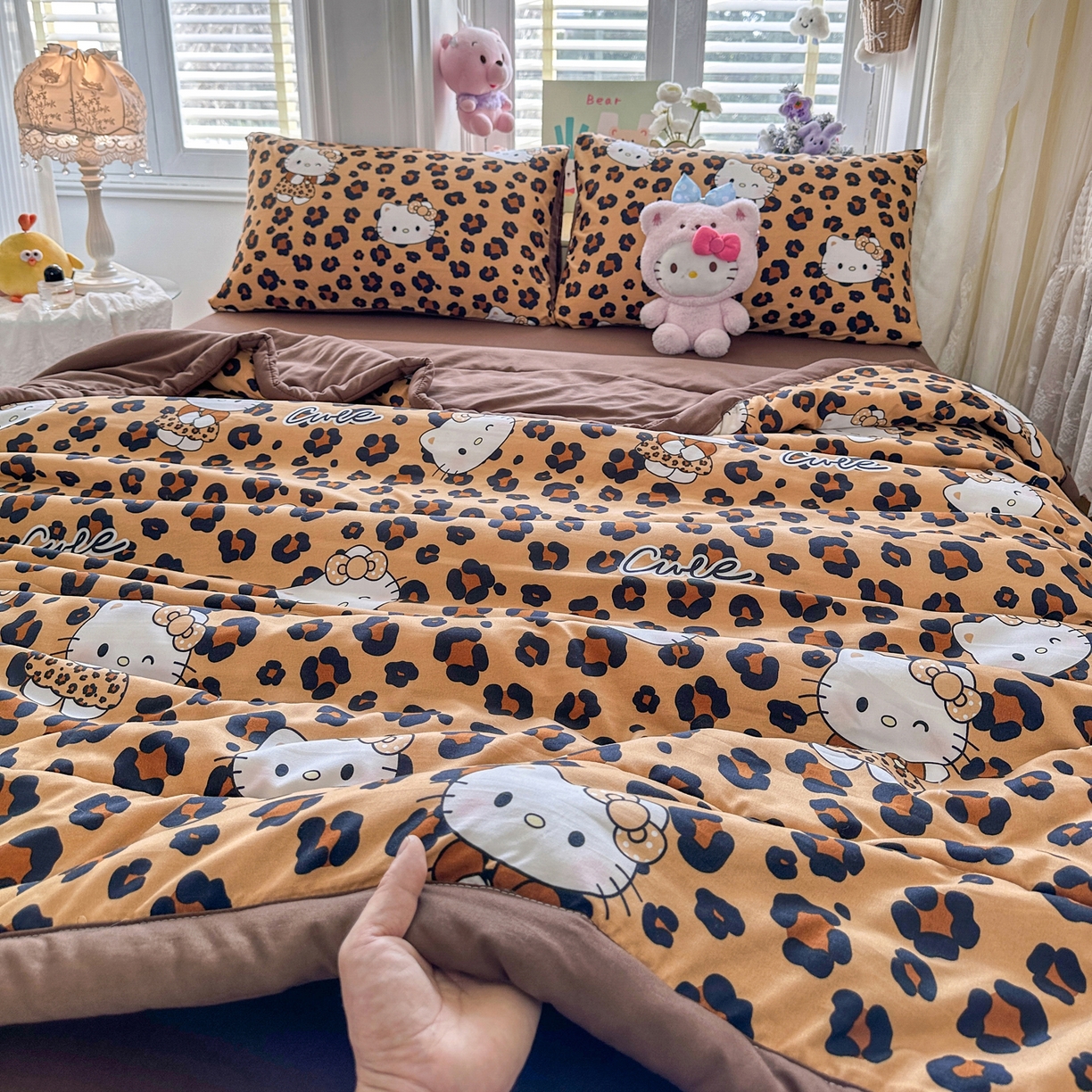 91家纺网 家纺一手货源 找家纺 优卡迪家纺馆 2026新款水洗云朵棉夏被四件套下载文件包含买家秀 豹纹猫咪-咖