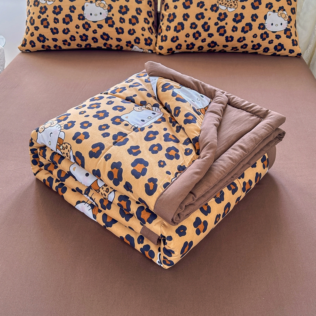 91家纺网 家纺一手货源 找家纺 优卡迪家纺馆 2026新款水洗云朵棉夏被四件套下载文件包含买家秀 豹纹猫咪-咖