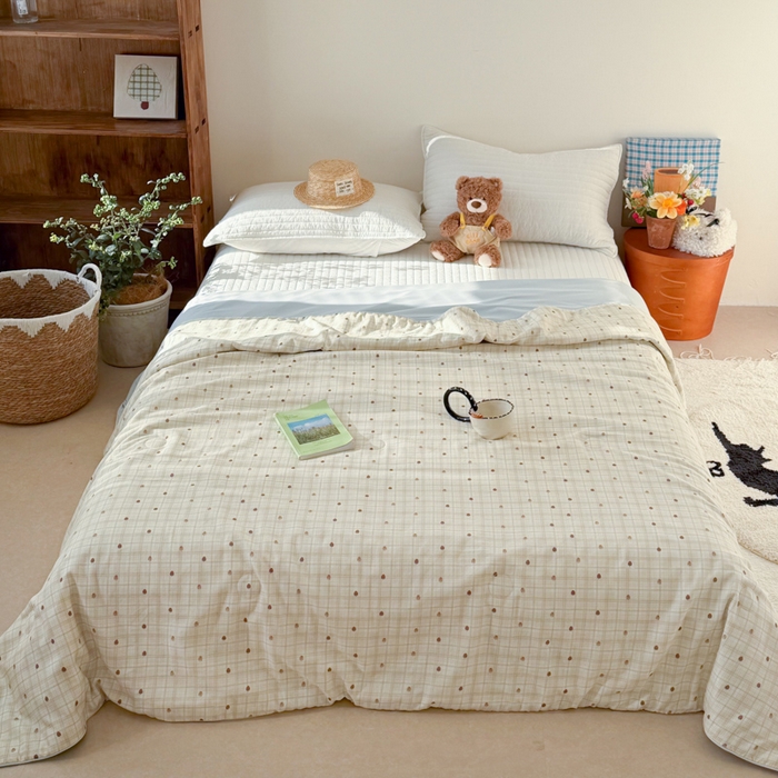 91家纺网 家纺一手货源 找家纺 大彩家居 2026新款全棉双层纱凉感夏被 草莓格纹