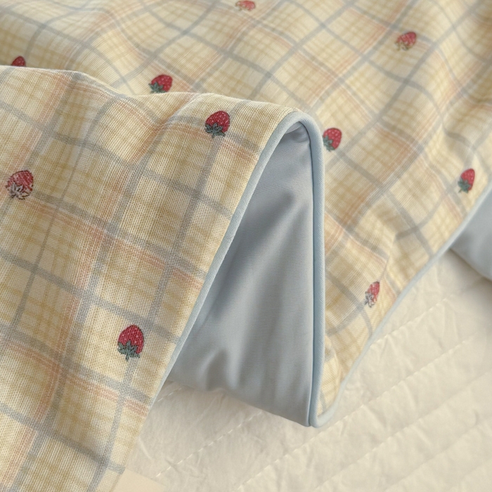 91家纺网 家纺一手货源 找家纺 大彩家居 2026新款全棉双层纱凉感夏被 草莓格纹