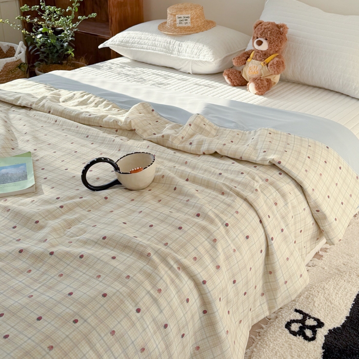 91家纺网 家纺一手货源 找家纺 大彩家居 2026新款全棉双层纱凉感夏被 草莓格纹