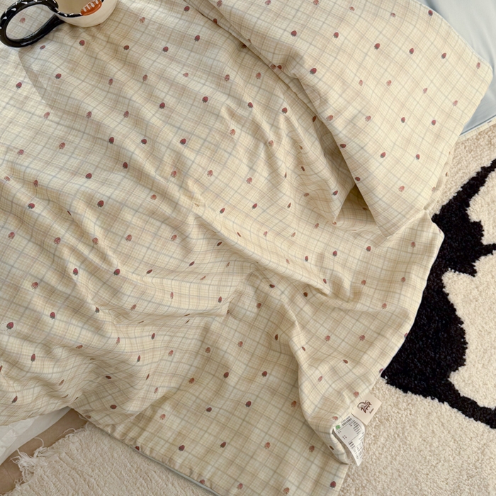 91家纺网 家纺一手货源 找家纺 大彩家居 2026新款全棉双层纱凉感夏被 草莓格纹