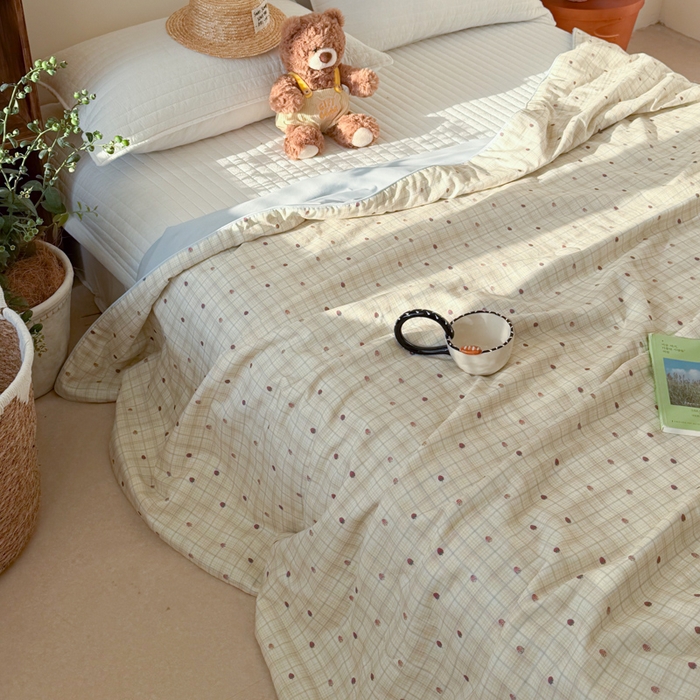 91家纺网 家纺一手货源 找家纺 大彩家居 2026新款全棉双层纱凉感夏被 草莓格纹