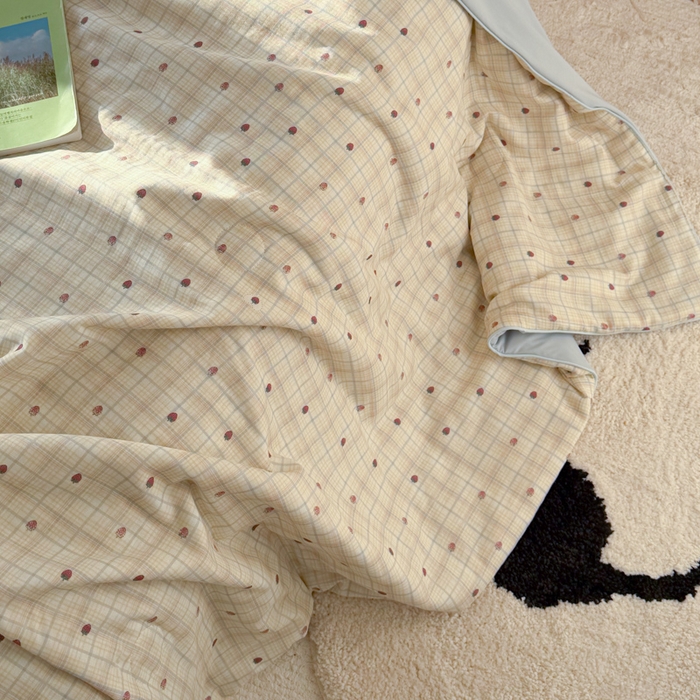 91家纺网 家纺一手货源 找家纺 大彩家居 2026新款全棉双层纱凉感夏被 草莓格纹