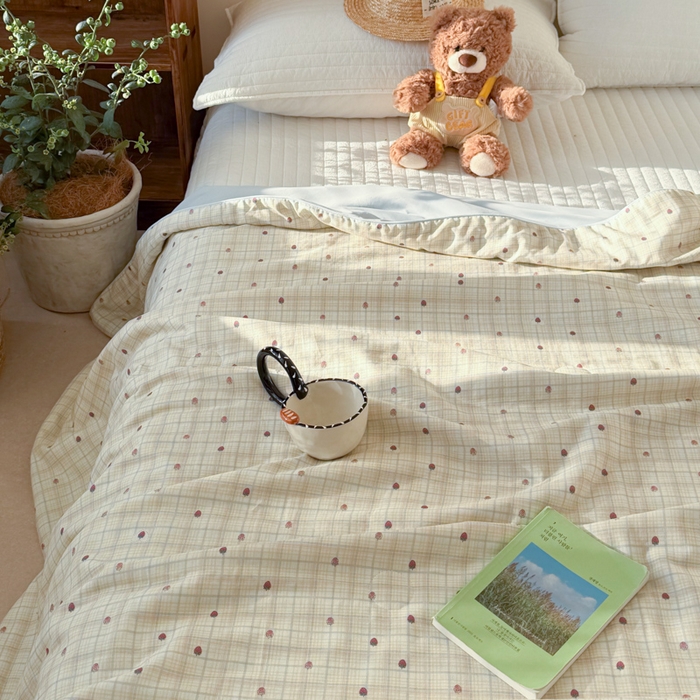 91家纺网 家纺一手货源 找家纺 大彩家居 2026新款全棉双层纱凉感夏被 草莓格纹