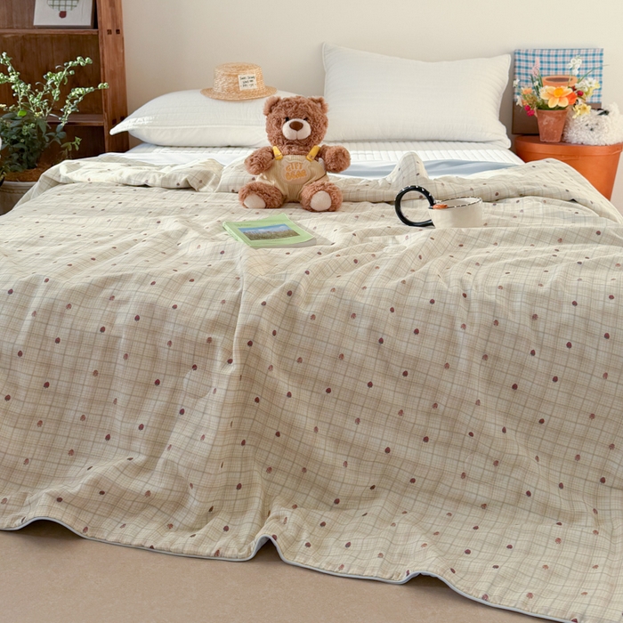 91家纺网 家纺一手货源 找家纺 大彩家居 2026新款全棉双层纱凉感夏被 草莓格纹