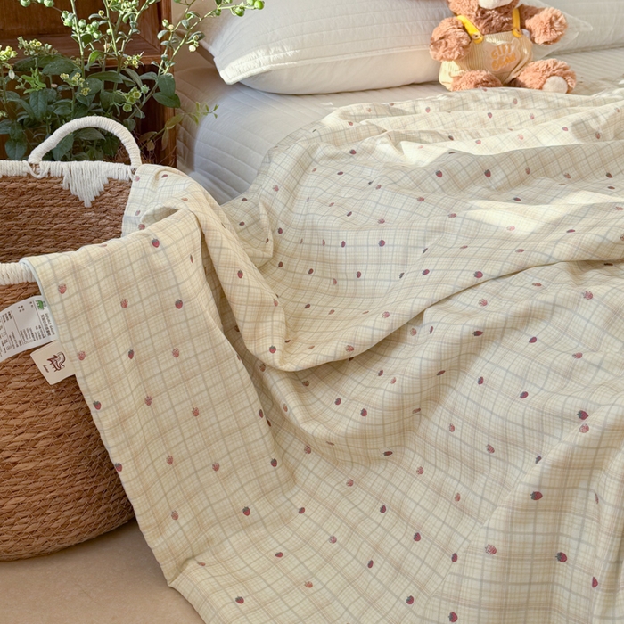 91家纺网 家纺一手货源 找家纺 大彩家居 2026新款全棉双层纱凉感夏被 草莓格纹