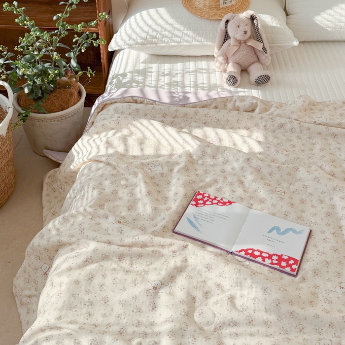 91家纺网 家纺一手货源 找家纺 大彩家居 2026新款全棉双层纱凉感夏被 田园小憩