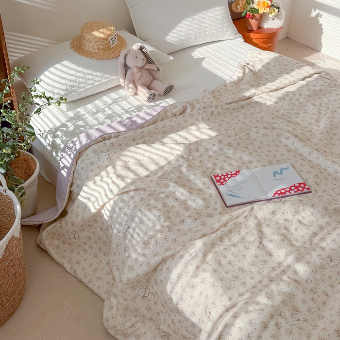 91家纺网 家纺一手货源 找家纺 大彩家居 2026新款全棉双层纱凉感夏被 田园小憩