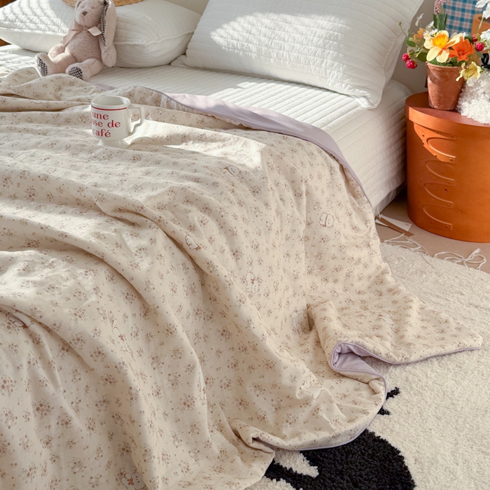 91家纺网 家纺一手货源 找家纺 大彩家居 2026新款全棉双层纱凉感夏被 田园小憩