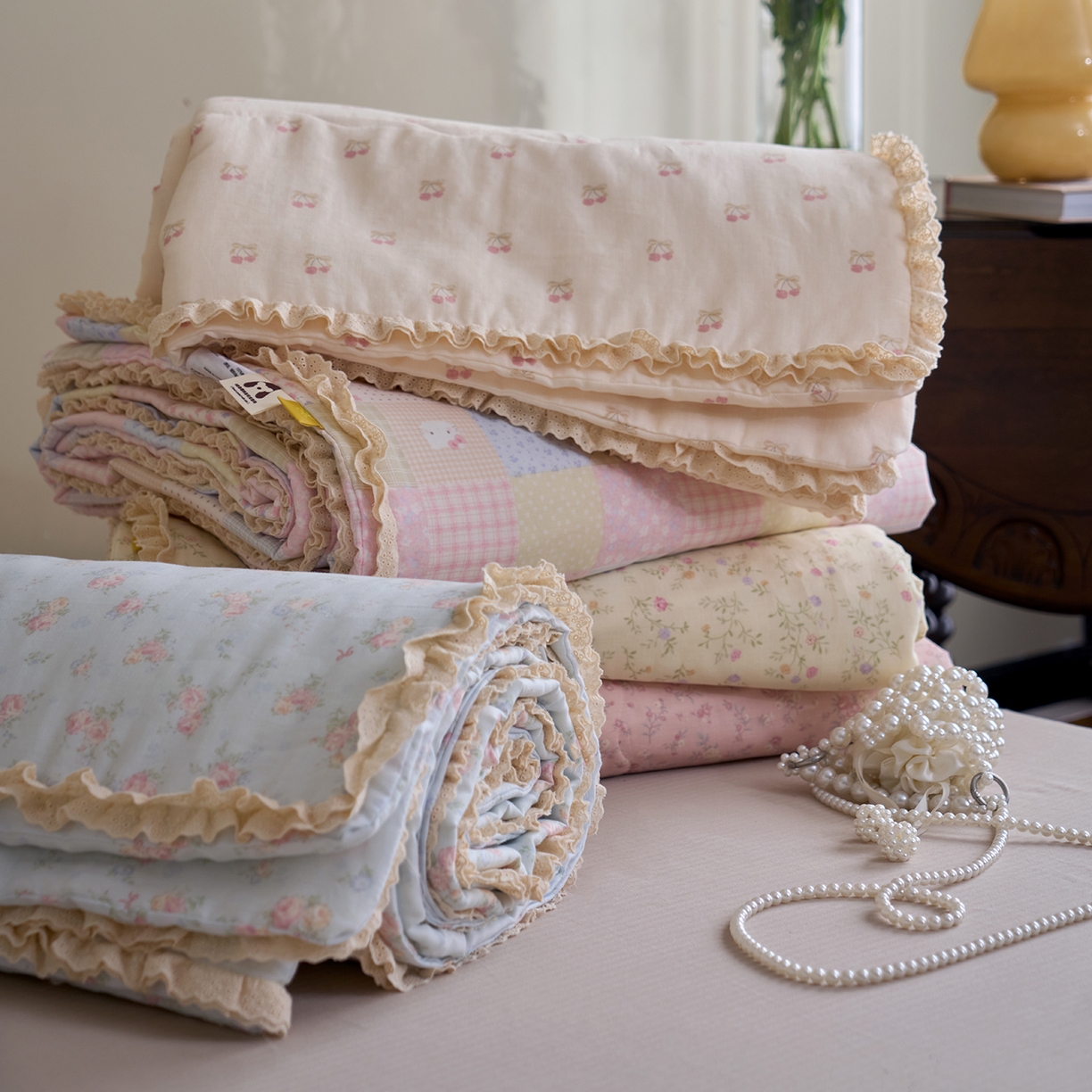 91家纺网 家纺一手货源 找家纺 洋铭区（原狠狠爱） 2026新款双层纱皱皱花边夏被夏凉被空调被三件套 组合图（仅供展示不可下单）