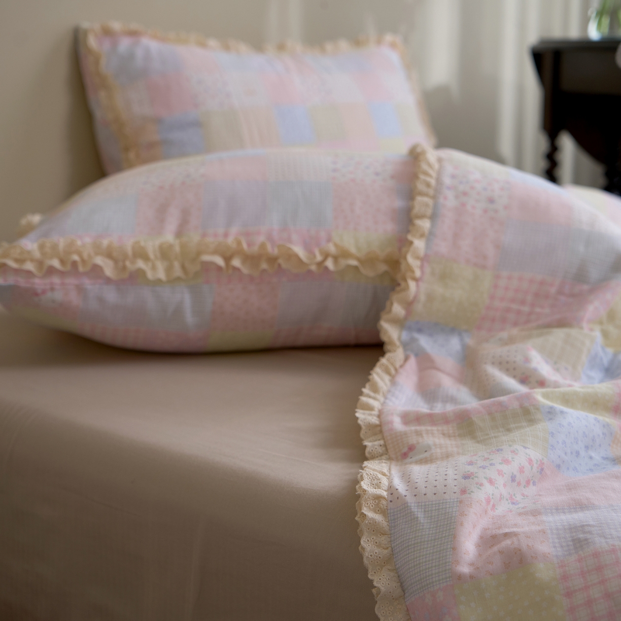 91家纺网 家纺一手货源 找家纺 洋铭区（原狠狠爱） 2026新款双层纱皱皱花边夏被夏凉被空调被三件套 粉猫格