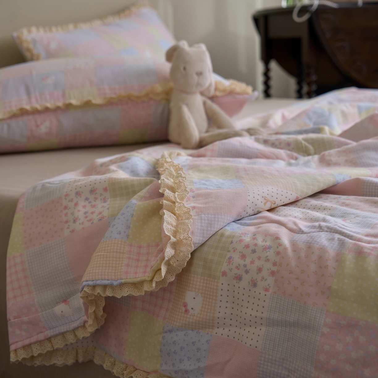 91家纺网 家纺一手货源 找家纺 洋铭区（原狠狠爱） 2026新款双层纱皱皱花边夏被夏凉被空调被三件套 粉猫格