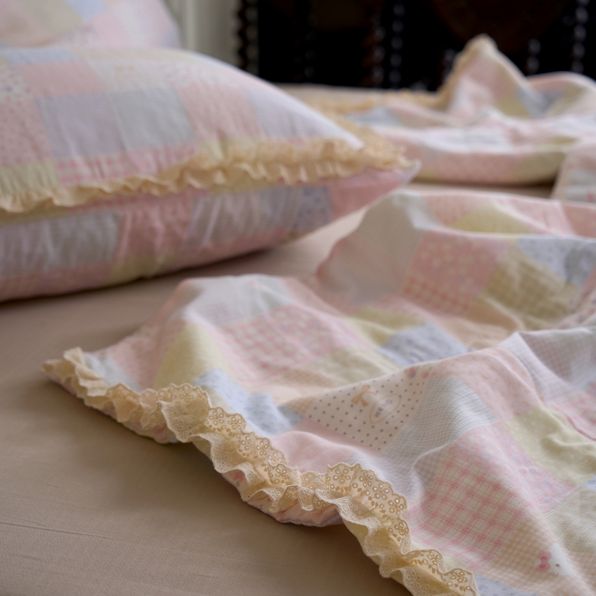 91家纺网 家纺一手货源 找家纺 洋铭区（原狠狠爱） 2026新款双层纱皱皱花边夏被夏凉被空调被三件套 粉猫格