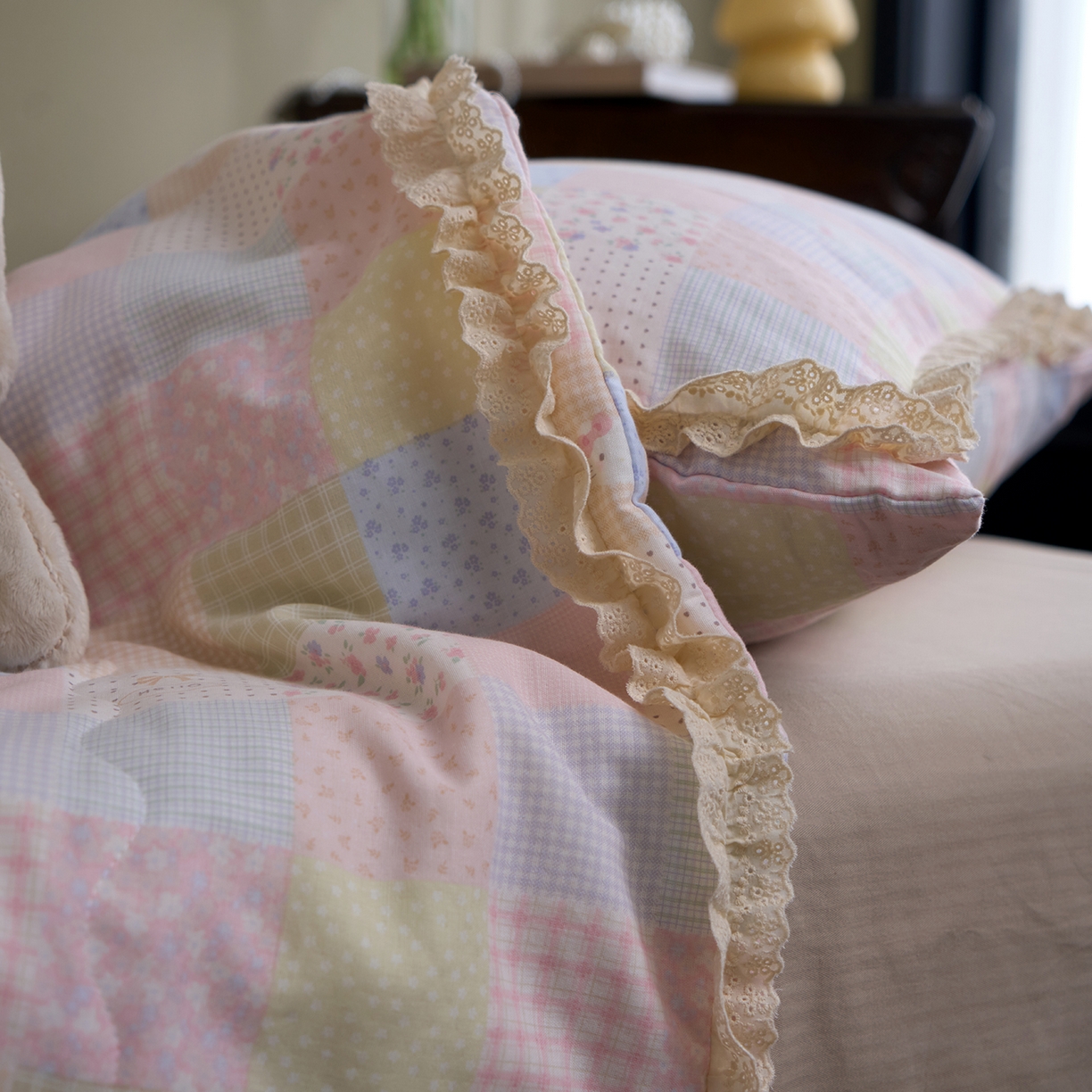 91家纺网 家纺一手货源 找家纺 洋铭区（原狠狠爱） 2026新款双层纱皱皱花边夏被夏凉被空调被三件套 粉猫格