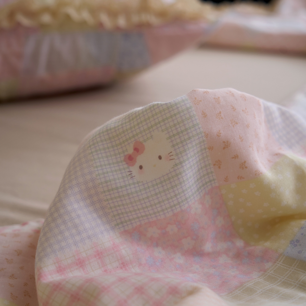 91家纺网 家纺一手货源 找家纺 洋铭区（原狠狠爱） 2026新款双层纱皱皱花边夏被夏凉被空调被三件套 粉猫格