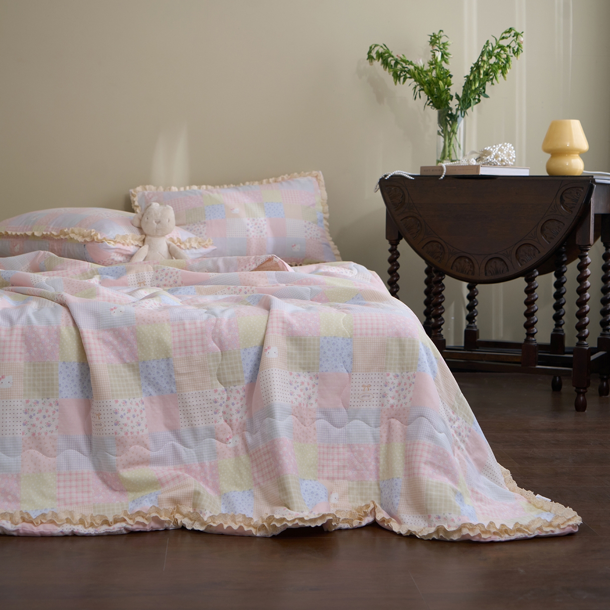 91家纺网 家纺一手货源 找家纺 洋铭区（原狠狠爱） 2026新款双层纱皱皱花边夏被夏凉被空调被三件套 粉猫格