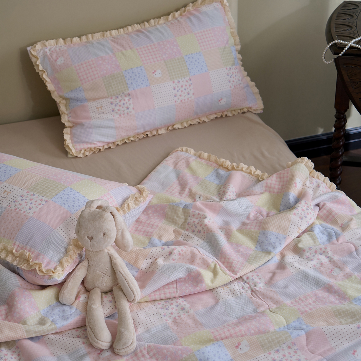 91家纺网 家纺一手货源 找家纺 洋铭区（原狠狠爱） 2026新款双层纱皱皱花边夏被夏凉被空调被三件套 粉猫格