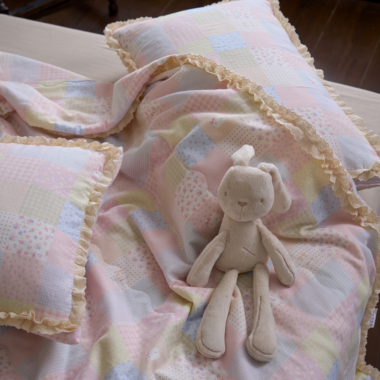 91家纺网 家纺一手货源 找家纺 洋铭区（原狠狠爱） 2026新款双层纱皱皱花边夏被夏凉被空调被三件套 粉猫格