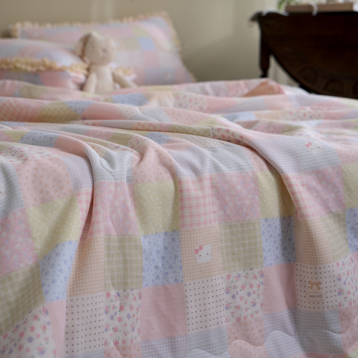 91家纺网 家纺一手货源 找家纺 洋铭区（原狠狠爱） 2026新款双层纱皱皱花边夏被夏凉被空调被三件套 粉猫格