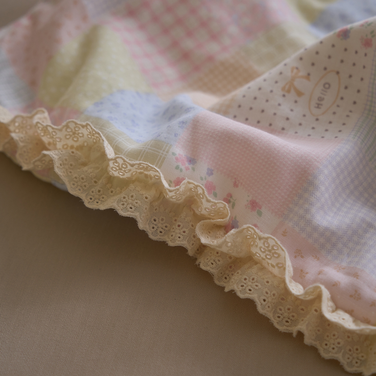 91家纺网 家纺一手货源 找家纺 洋铭区（原狠狠爱） 2026新款双层纱皱皱花边夏被夏凉被空调被三件套 粉猫格