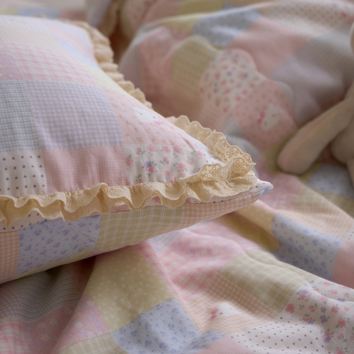 91家纺网 家纺一手货源 找家纺 洋铭区（原狠狠爱） 2026新款双层纱皱皱花边夏被夏凉被空调被三件套 粉猫格