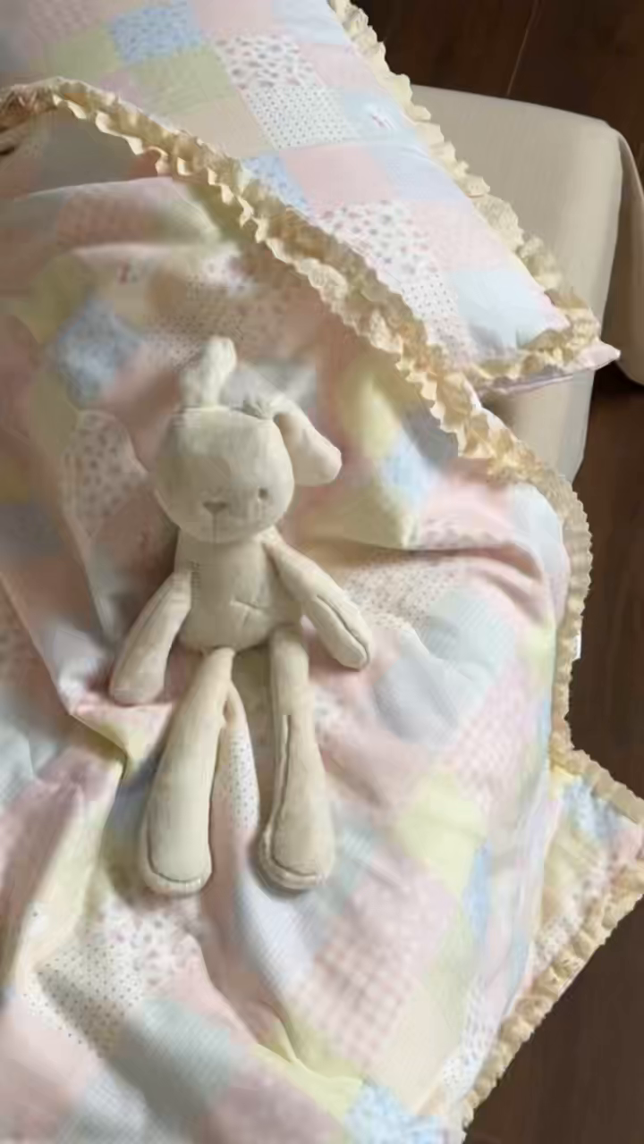 91家纺网 家纺一手货源 找家纺 洋铭区（原狠狠爱） 2026新款双层纱皱皱花边夏被夏凉被空调被三件套 粉猫格